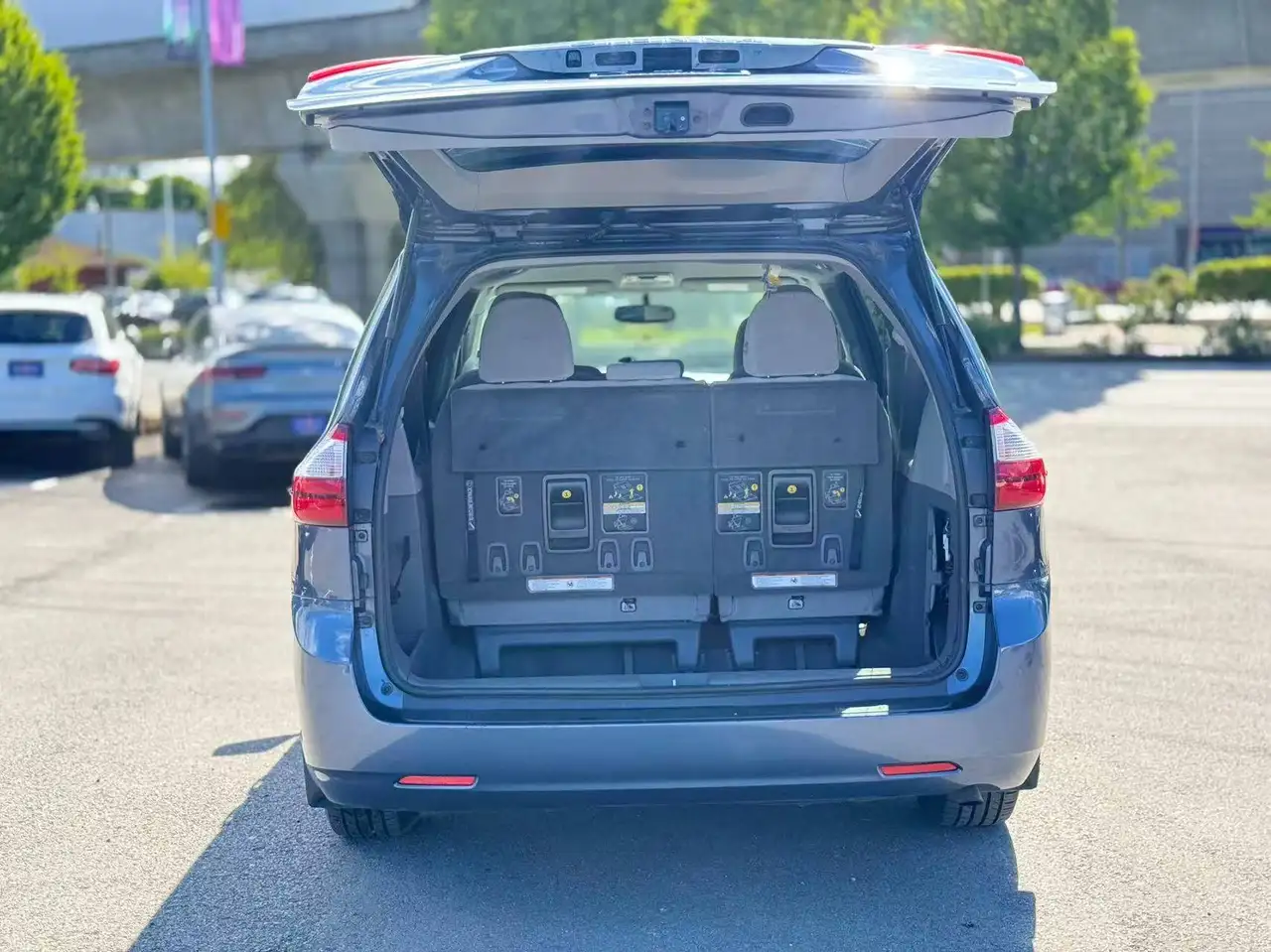 Toyota Sienna снимка Toyota Sienna