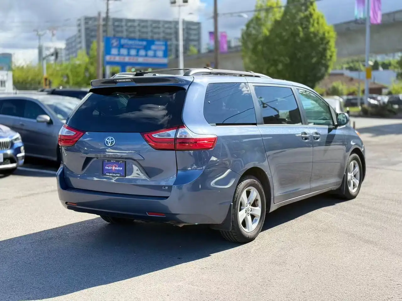 Toyota Sienna снимка Toyota Sienna