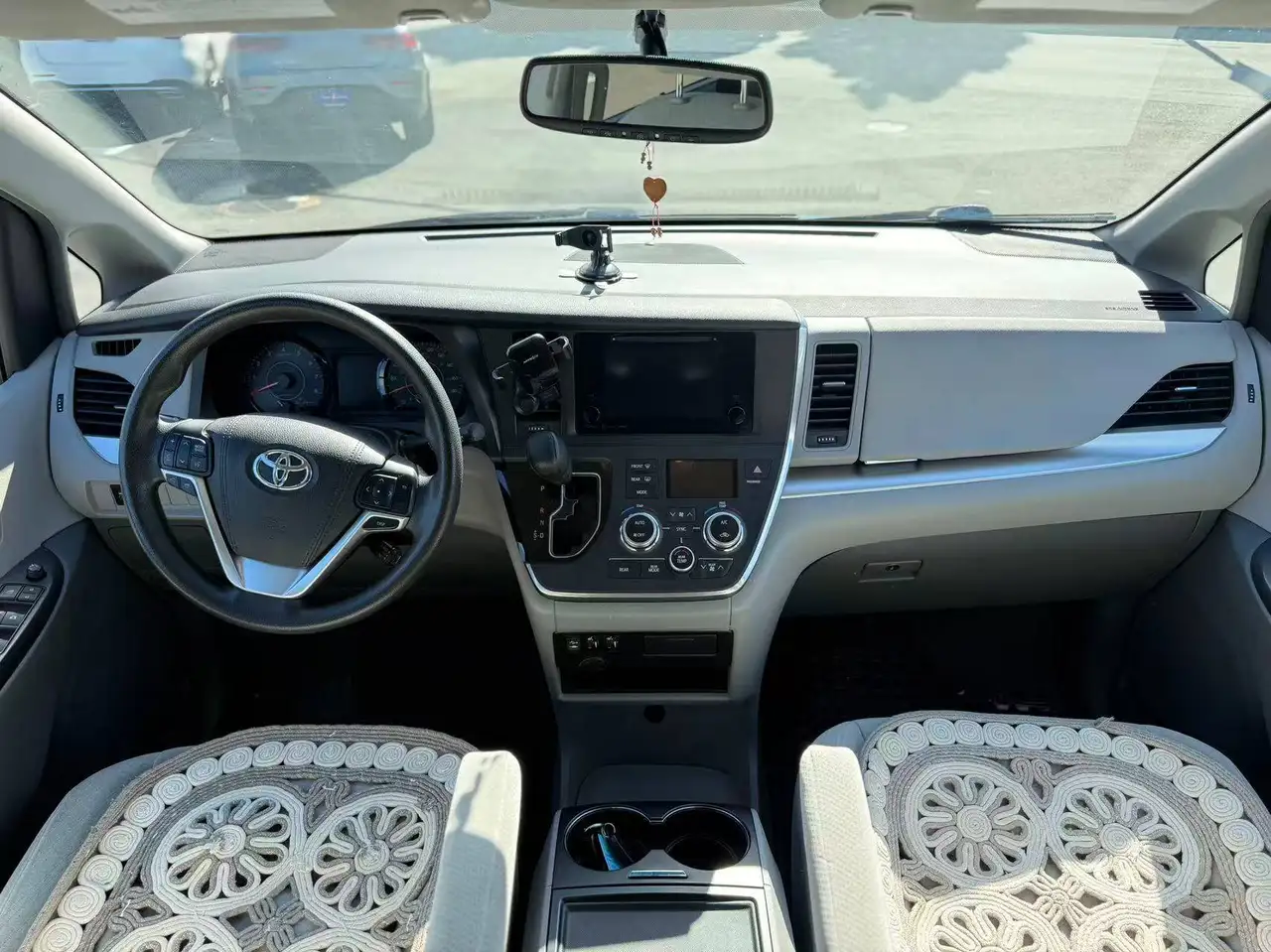 Toyota Sienna снимка Toyota Sienna