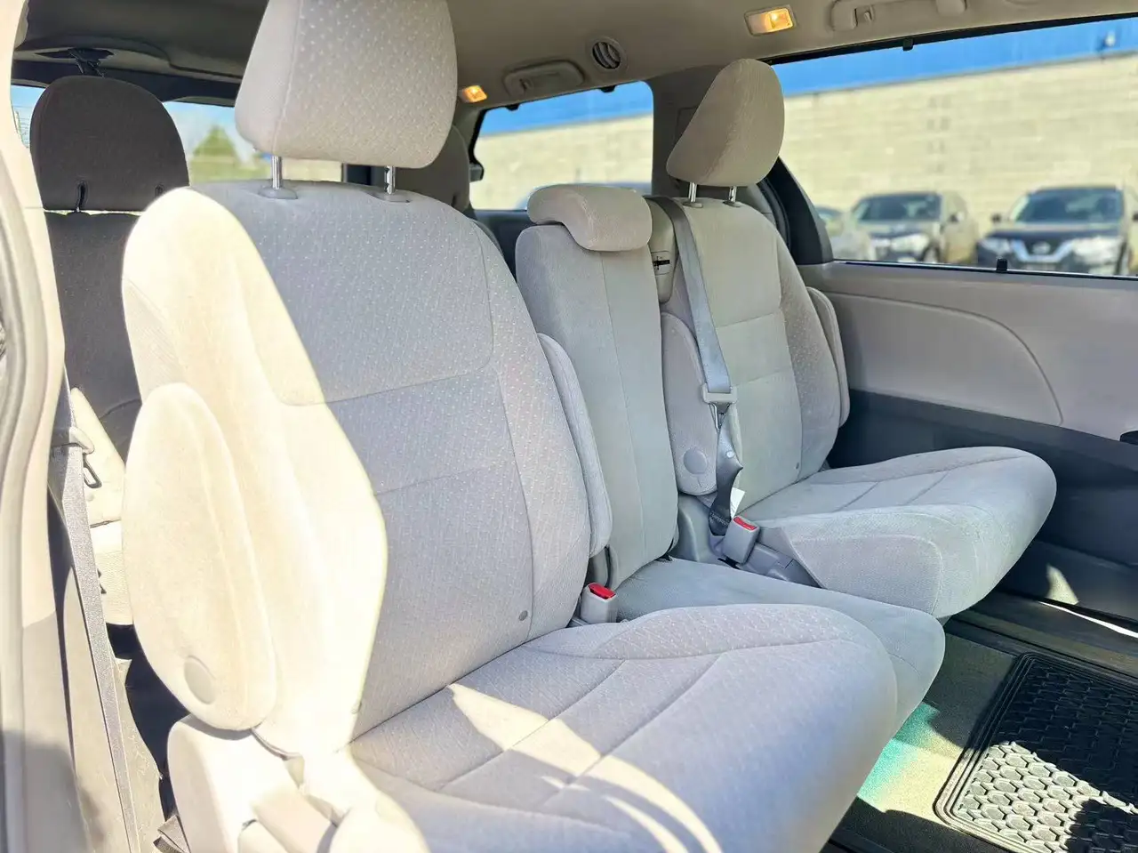 Toyota Sienna снимка Toyota Sienna