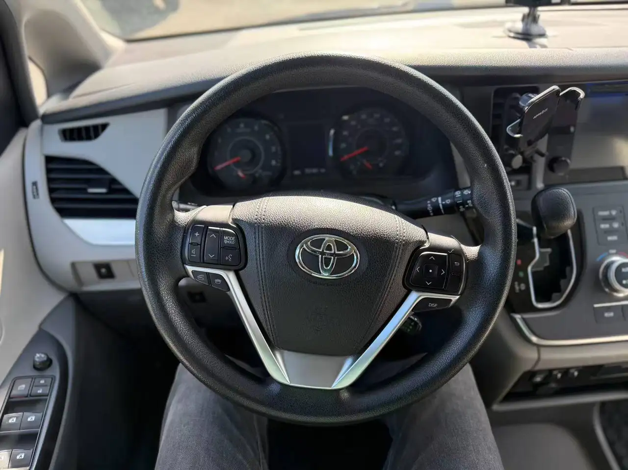 Toyota Sienna снимка Toyota Sienna
