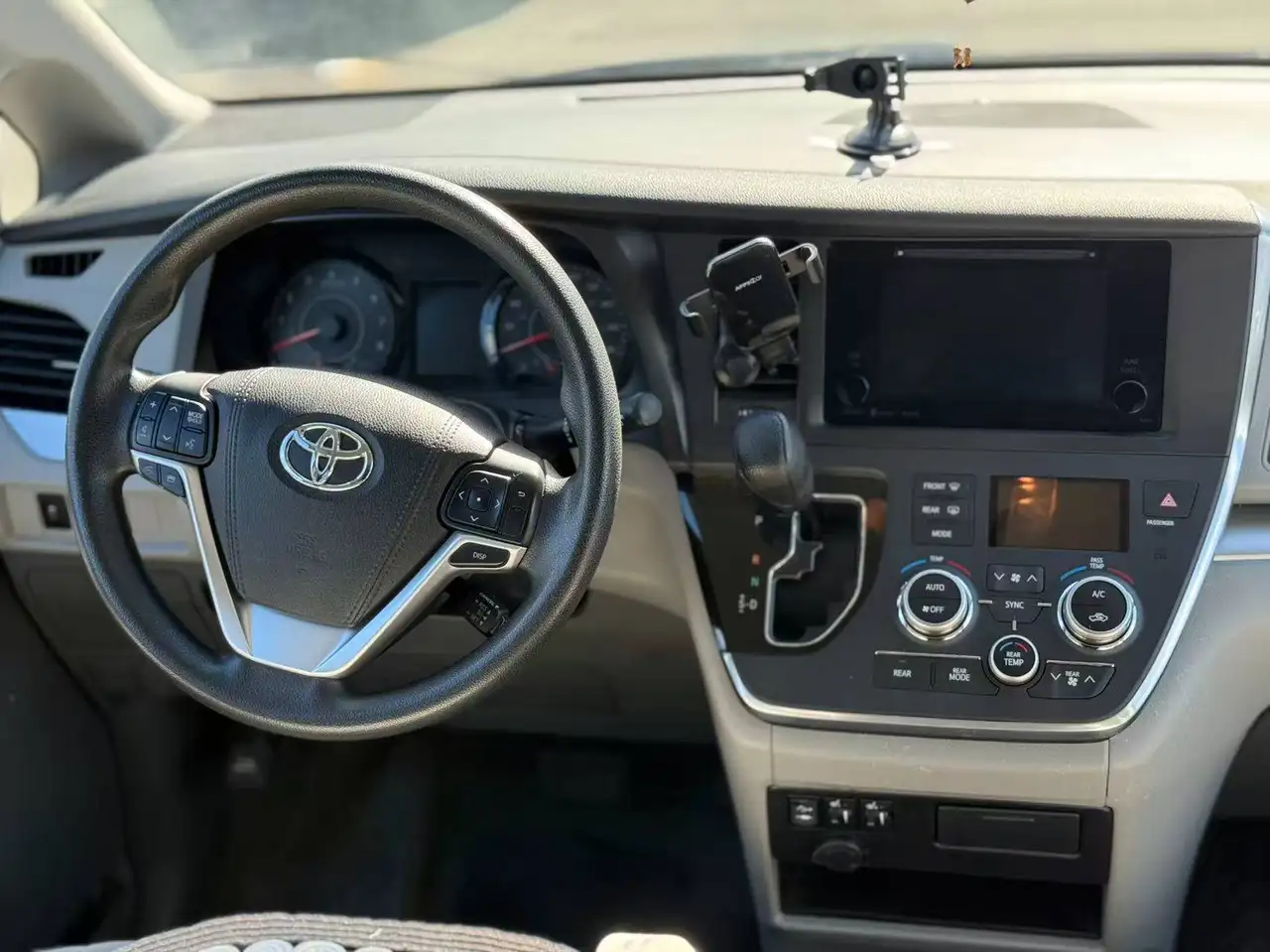 Toyota Sienna снимка Toyota Sienna
