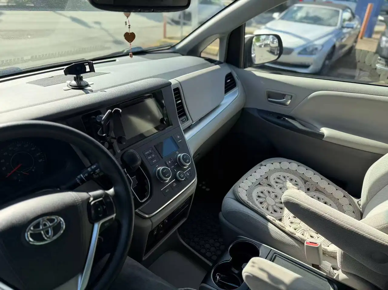 Toyota Sienna снимка Toyota Sienna