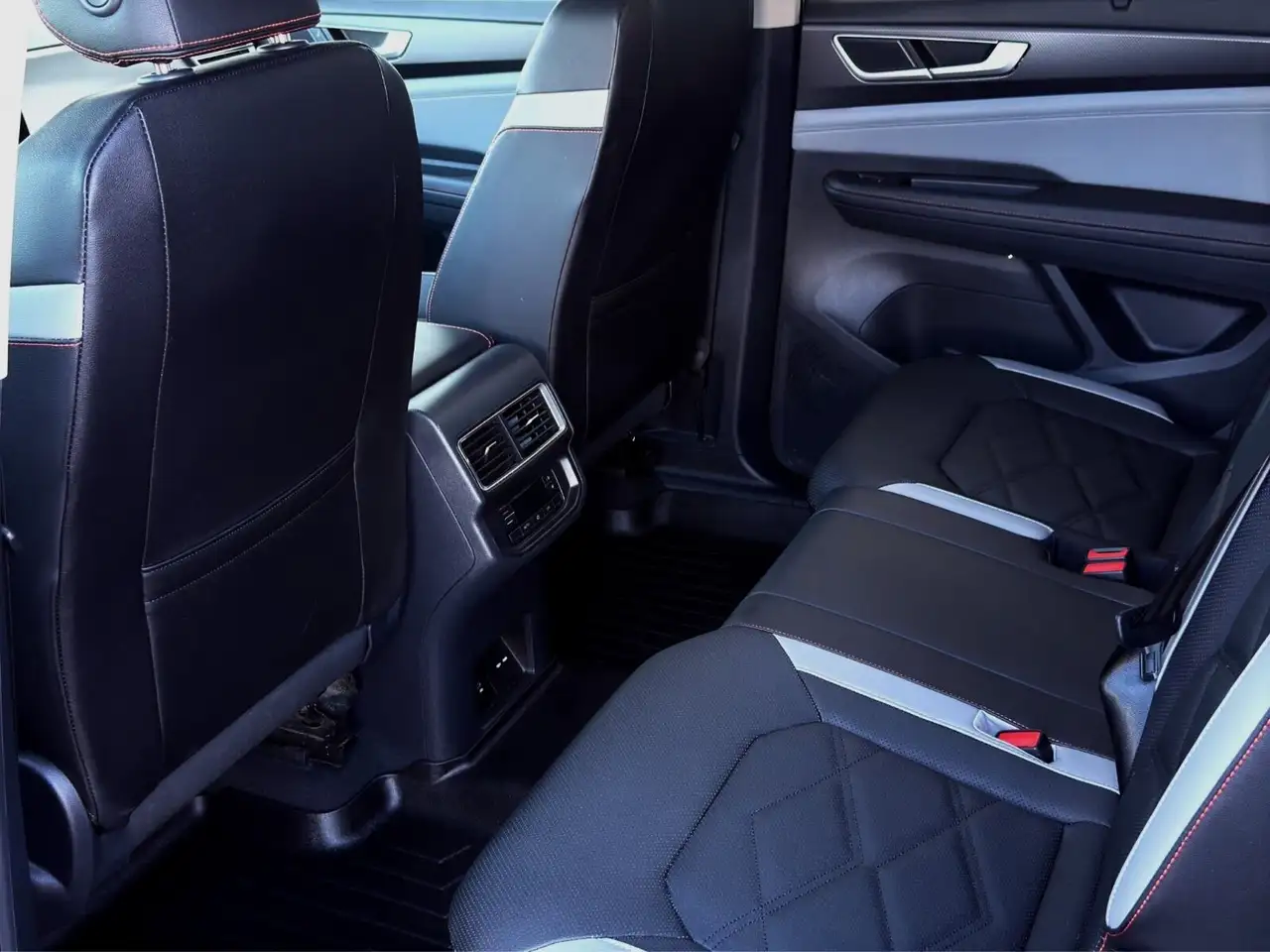Volkswagen Atlas photo Volkswagen Atlas
