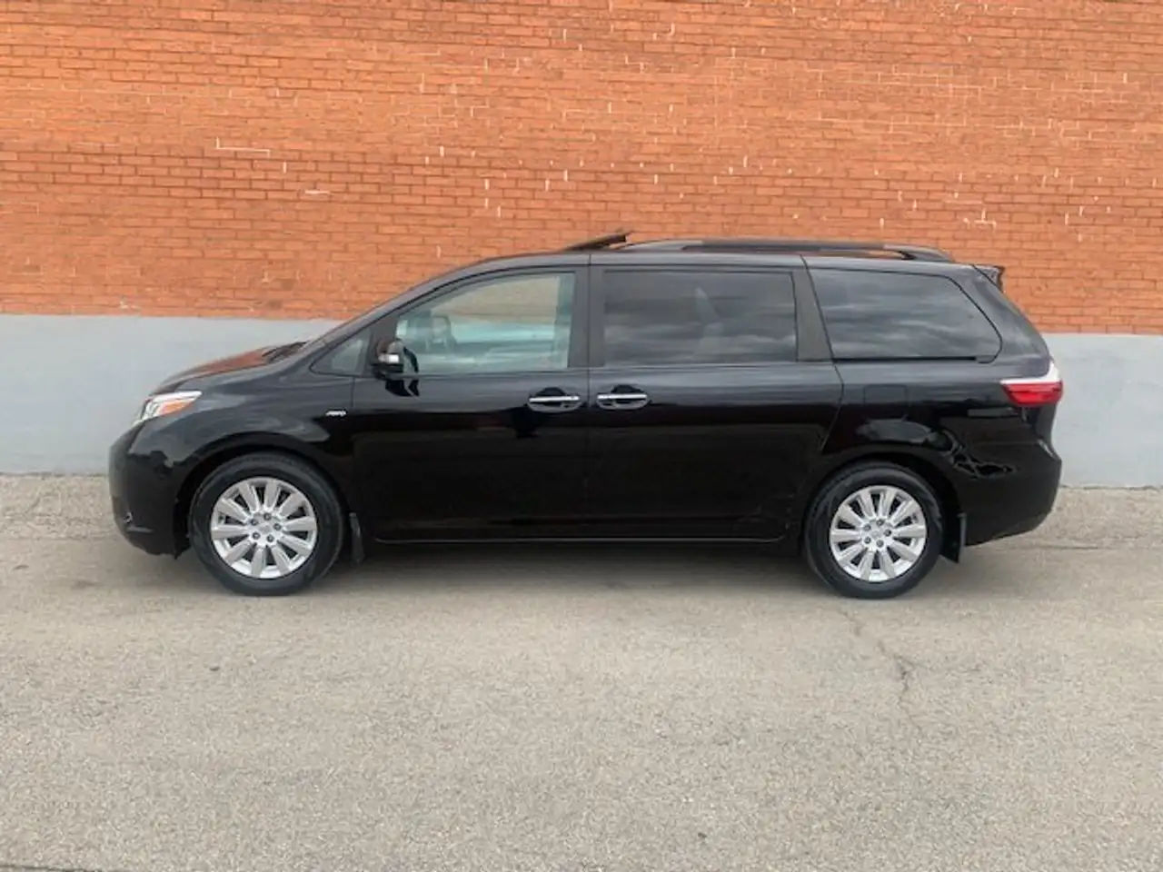 Toyota Sienna photo Toyota Sienna