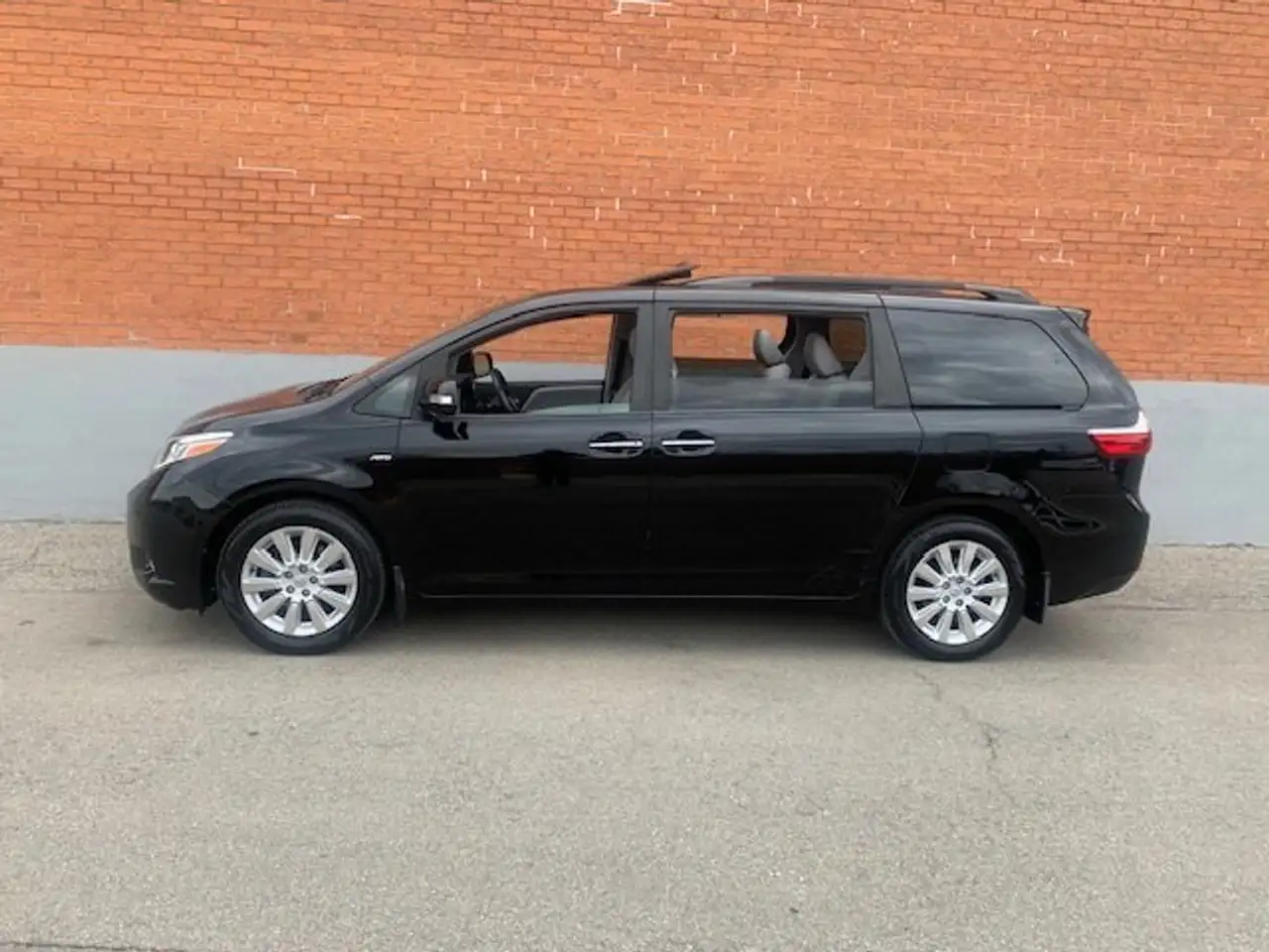 Toyota Sienna photo Toyota Sienna