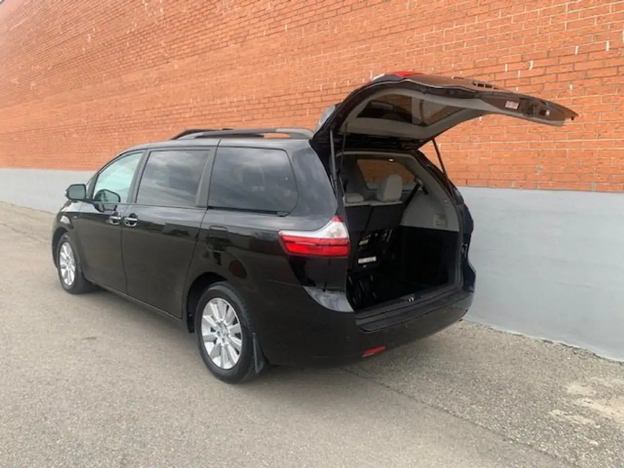 Toyota Sienna photo Toyota Sienna