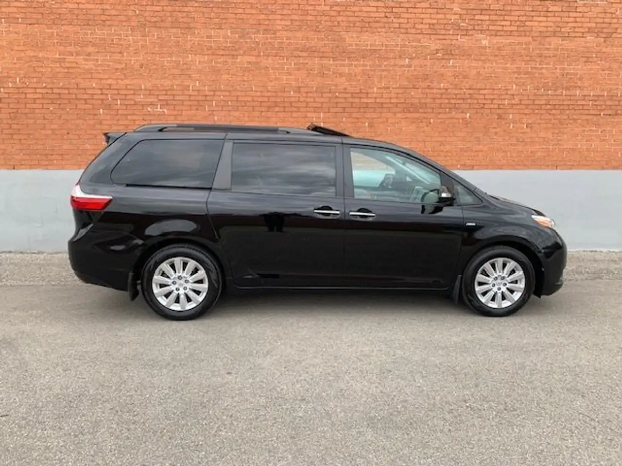 Toyota Sienna photo Toyota Sienna