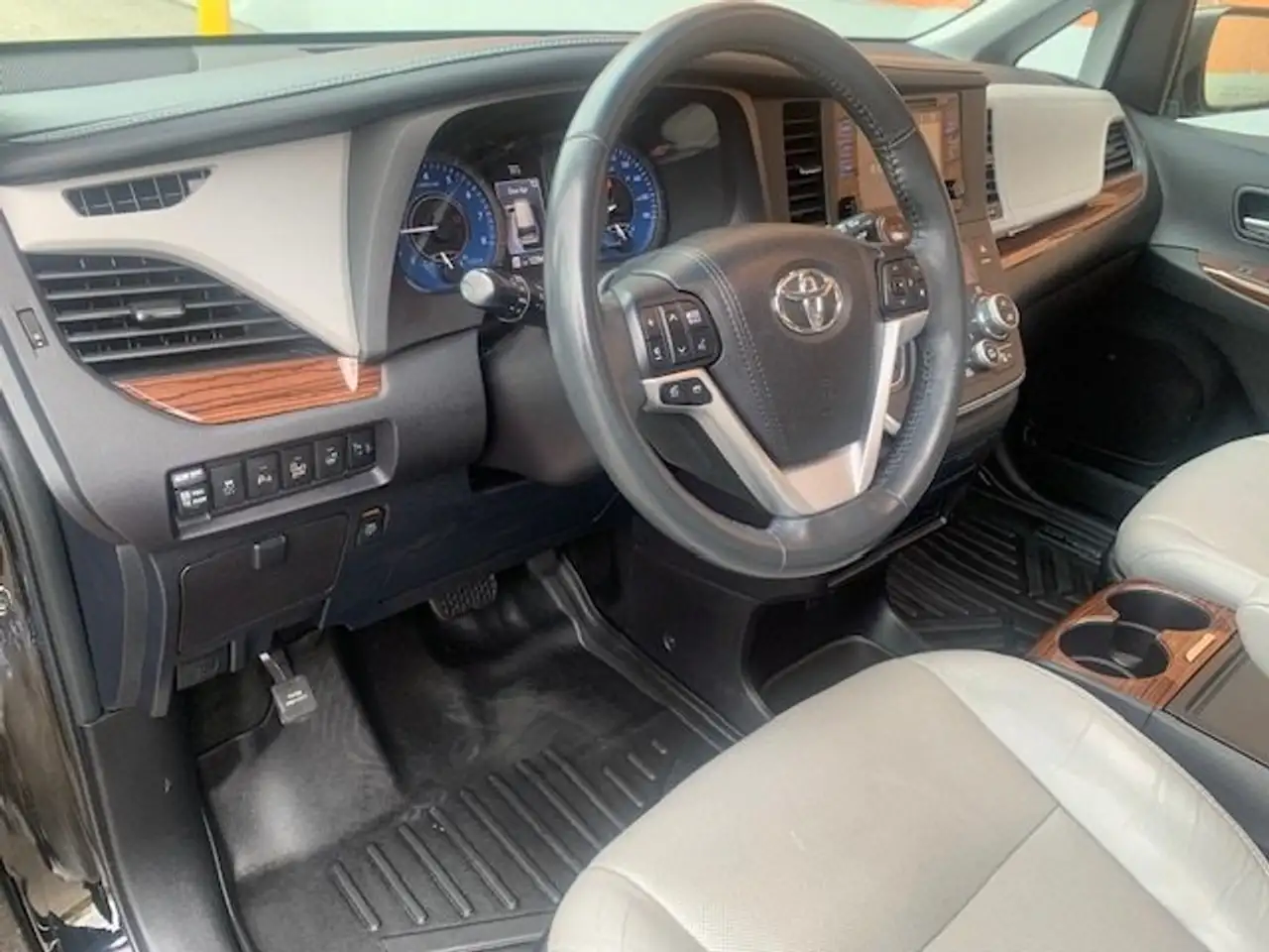 Toyota Sienna photo Toyota Sienna