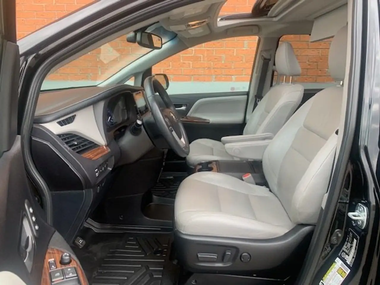 Toyota Sienna photo Toyota Sienna