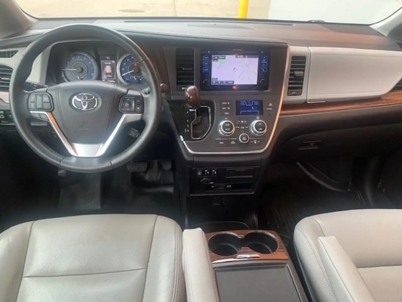 Toyota Sienna photo Toyota Sienna