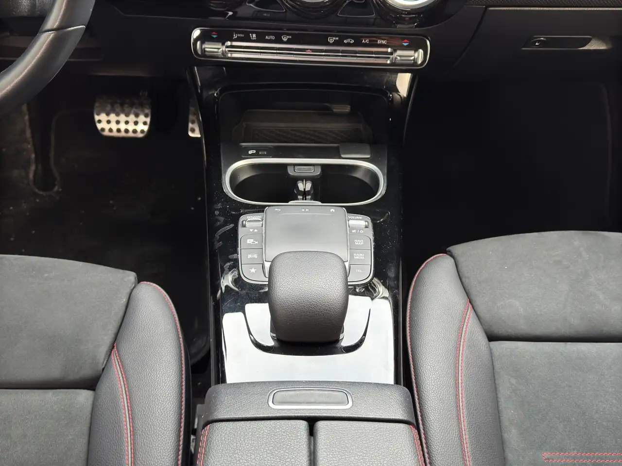 Mercedes-Benz CLA снимка Mercedes-Benz CLA
