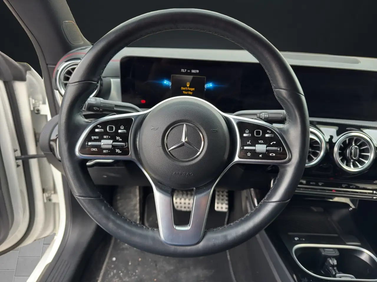 Mercedes-Benz CLA снимка Mercedes-Benz CLA