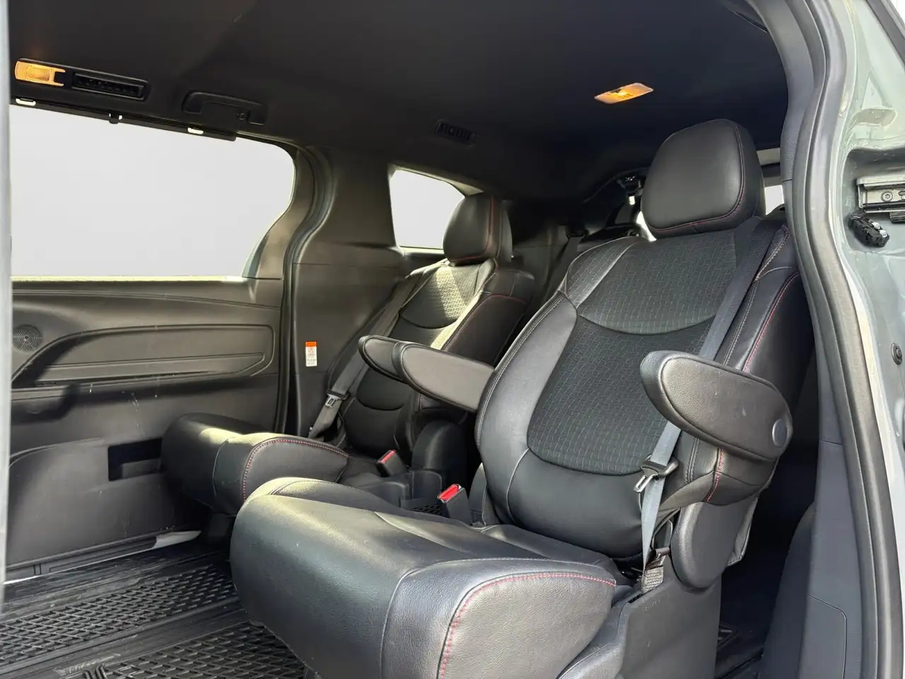 Toyota Sienna снимка Toyota Sienna
