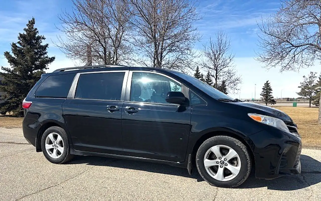 Toyota Sienna снимка Toyota Sienna