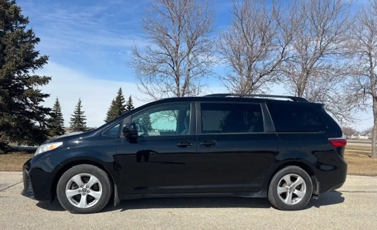 Toyota Sienna снимка Toyota Sienna