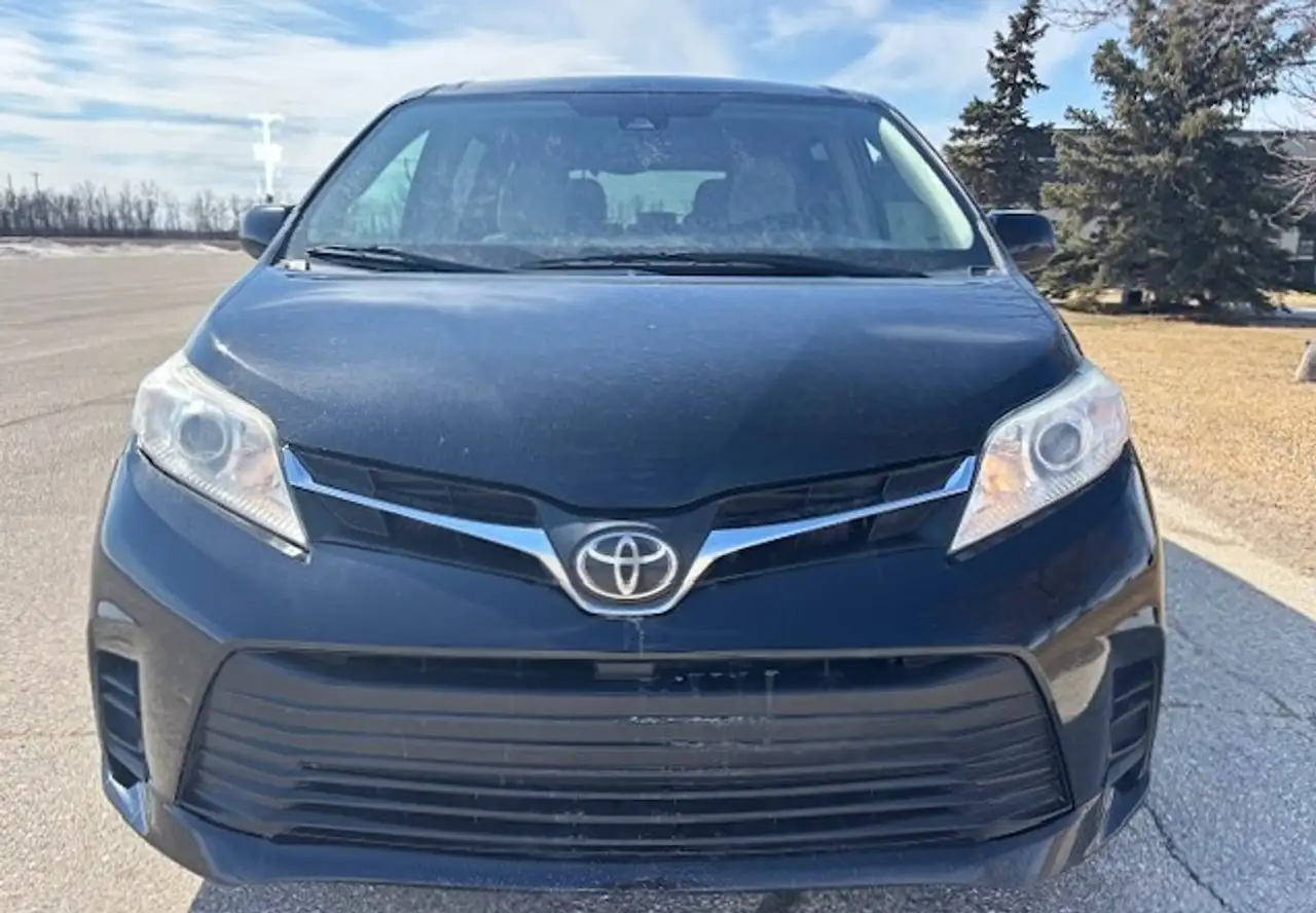 Toyota Sienna снимка Toyota Sienna