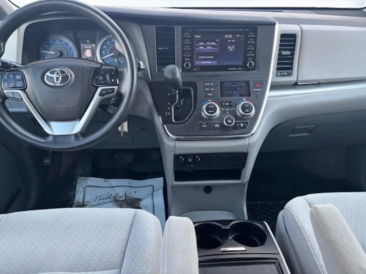 Toyota Sienna снимка Toyota Sienna