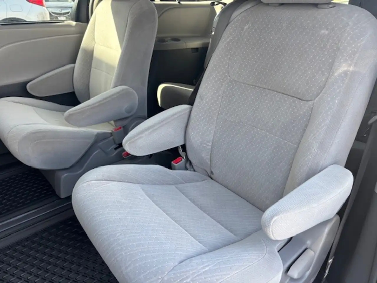 Toyota Sienna снимка Toyota Sienna