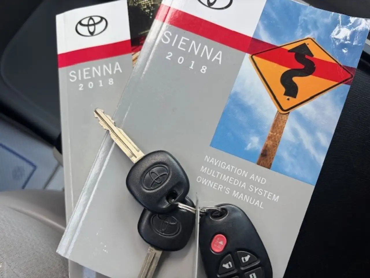Toyota Sienna снимка Toyota Sienna
