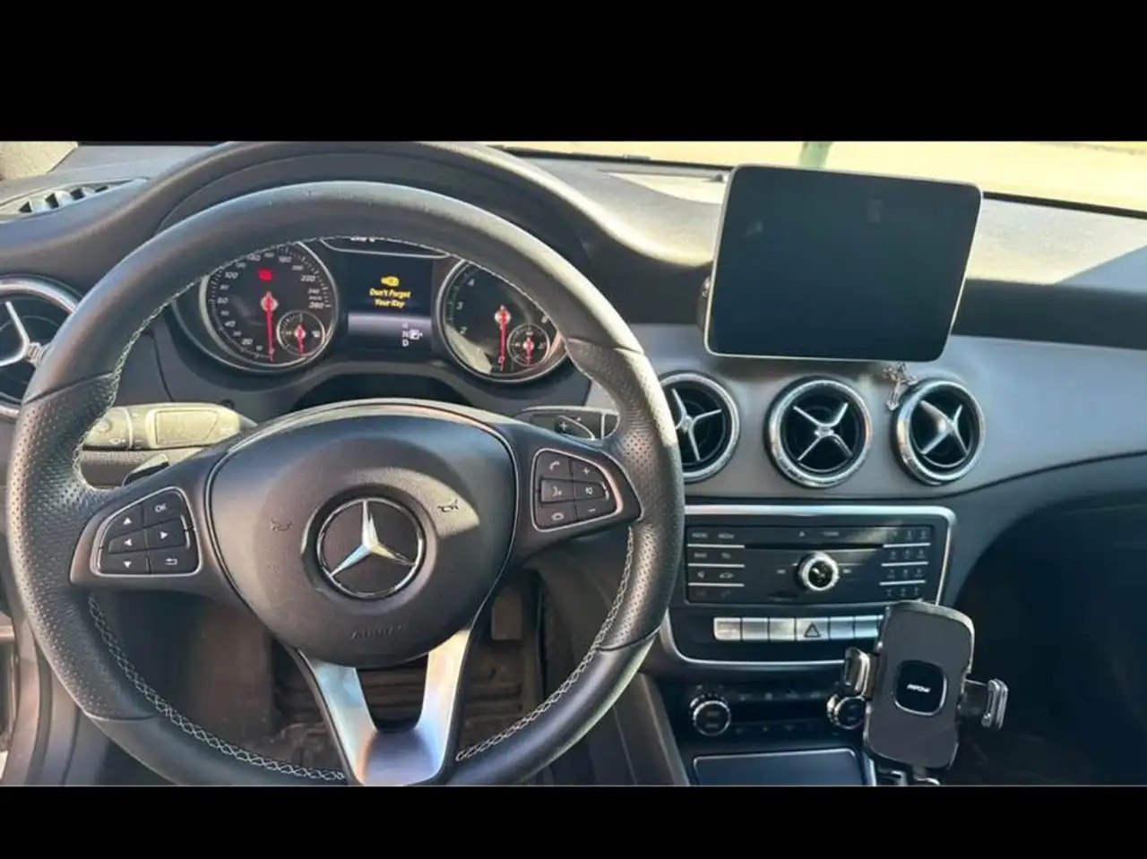 Mercedes-Benz CLA снимка Mercedes-Benz CLA