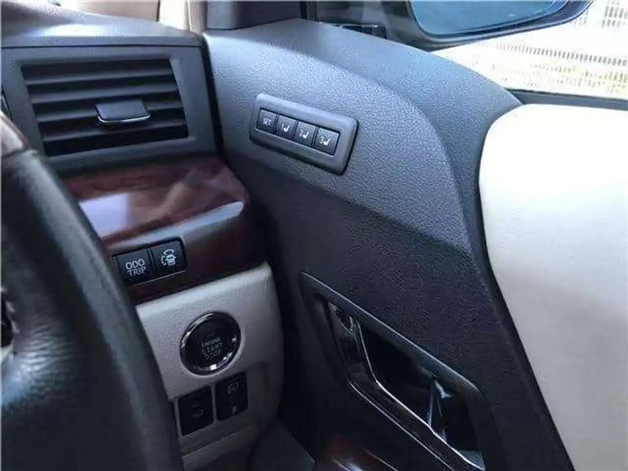 Toyota Alphard снимка Toyota Alphard