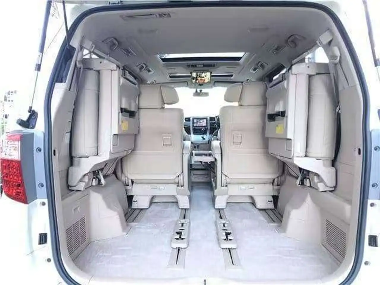 Toyota Alphard снимка Toyota Alphard