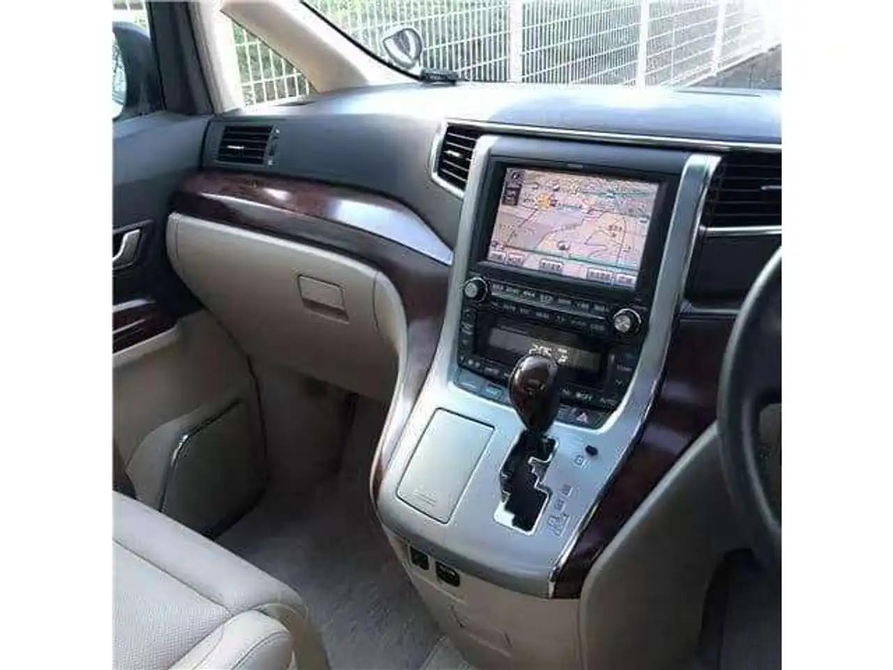 Toyota Alphard снимка Toyota Alphard