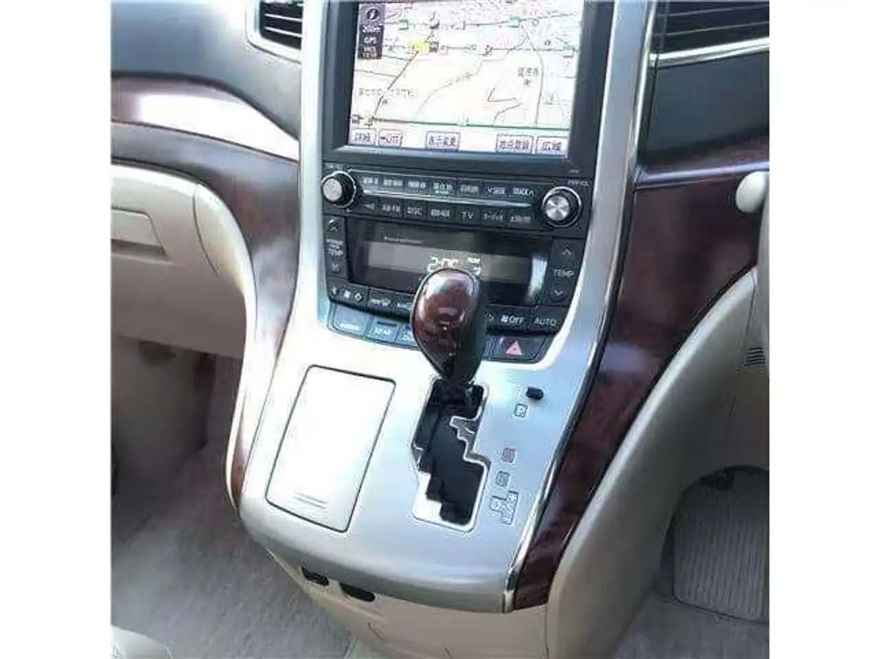 Toyota Alphard снимка Toyota Alphard