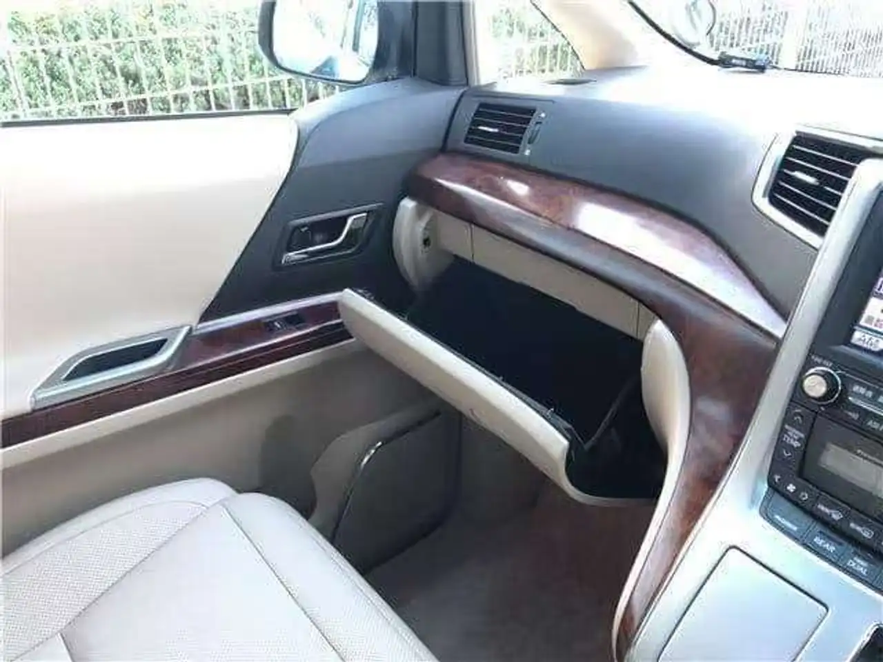 Toyota Alphard снимка Toyota Alphard