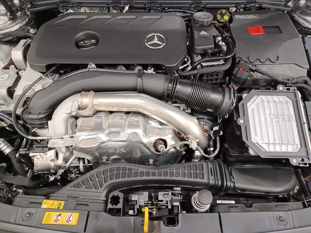 Mercedes-Benz CLA снимка Mercedes-Benz CLA