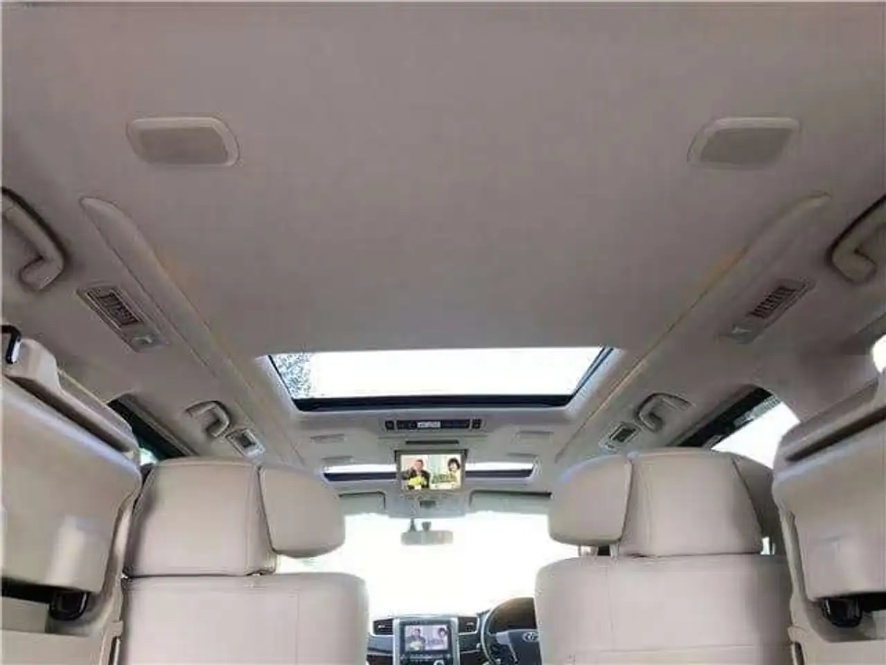 Toyota Alphard снимка Toyota Alphard