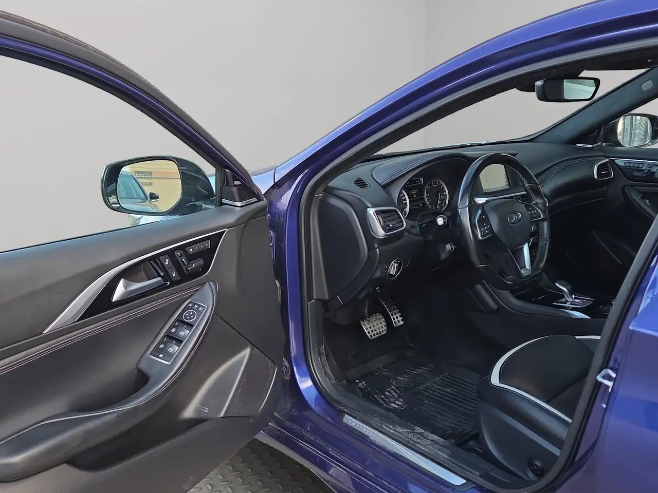 Infiniti QX30 photo Infiniti QX30