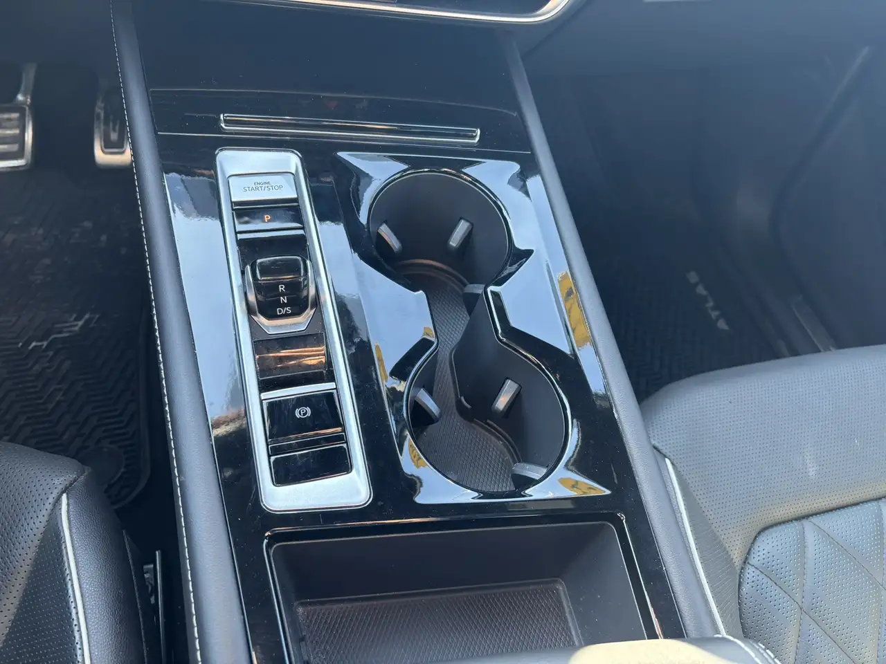 Volkswagen Atlas снимка Volkswagen Atlas