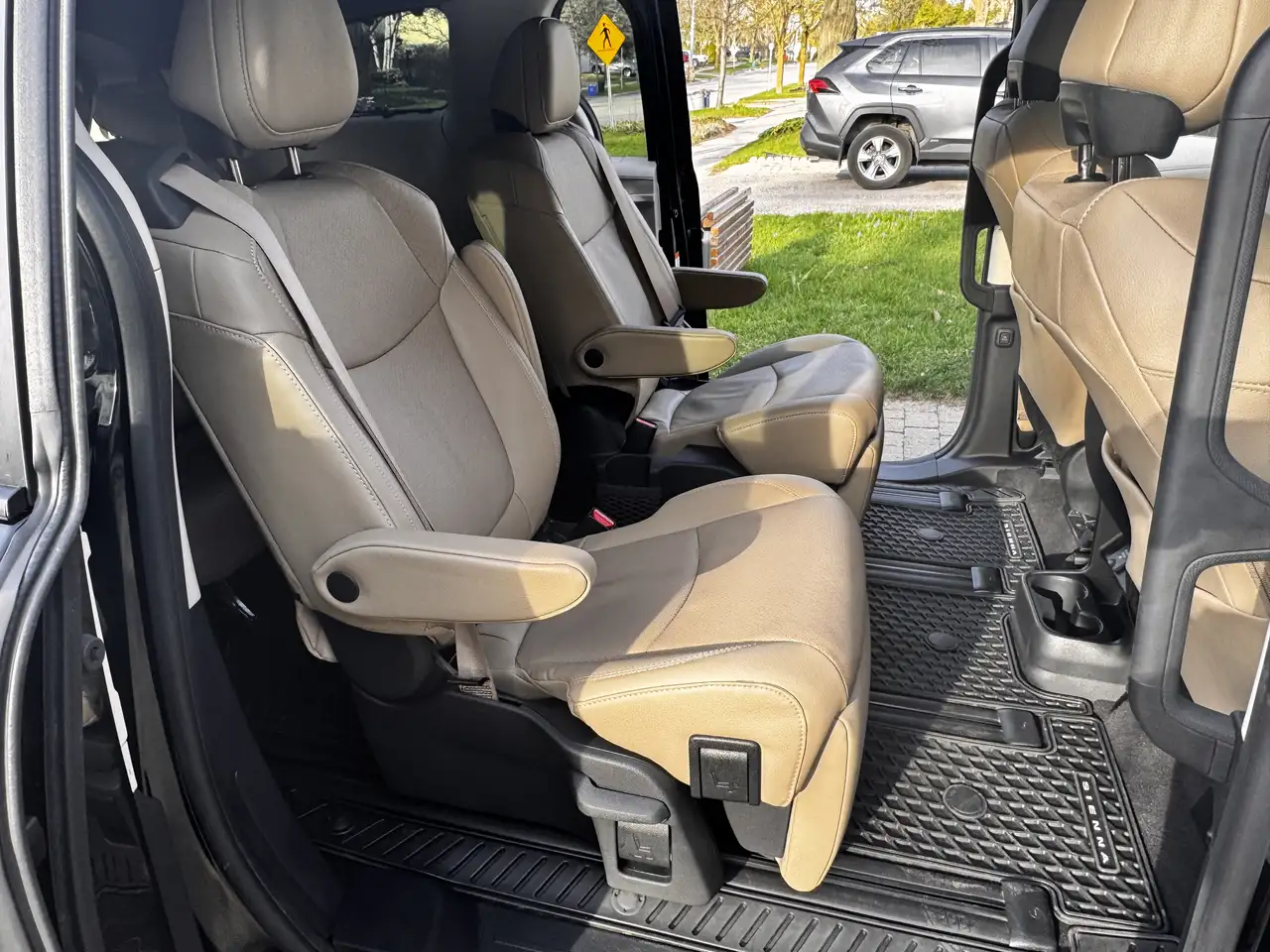 Toyota Sienna снимка Toyota Sienna