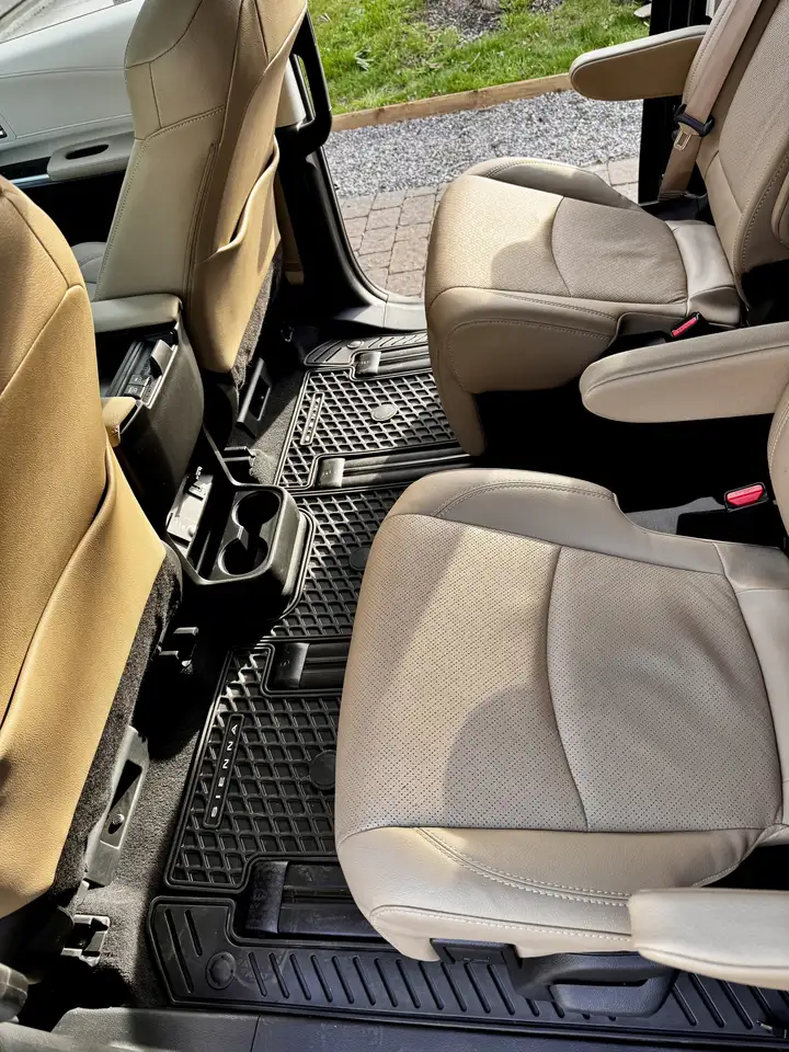 Toyota Sienna снимка Toyota Sienna