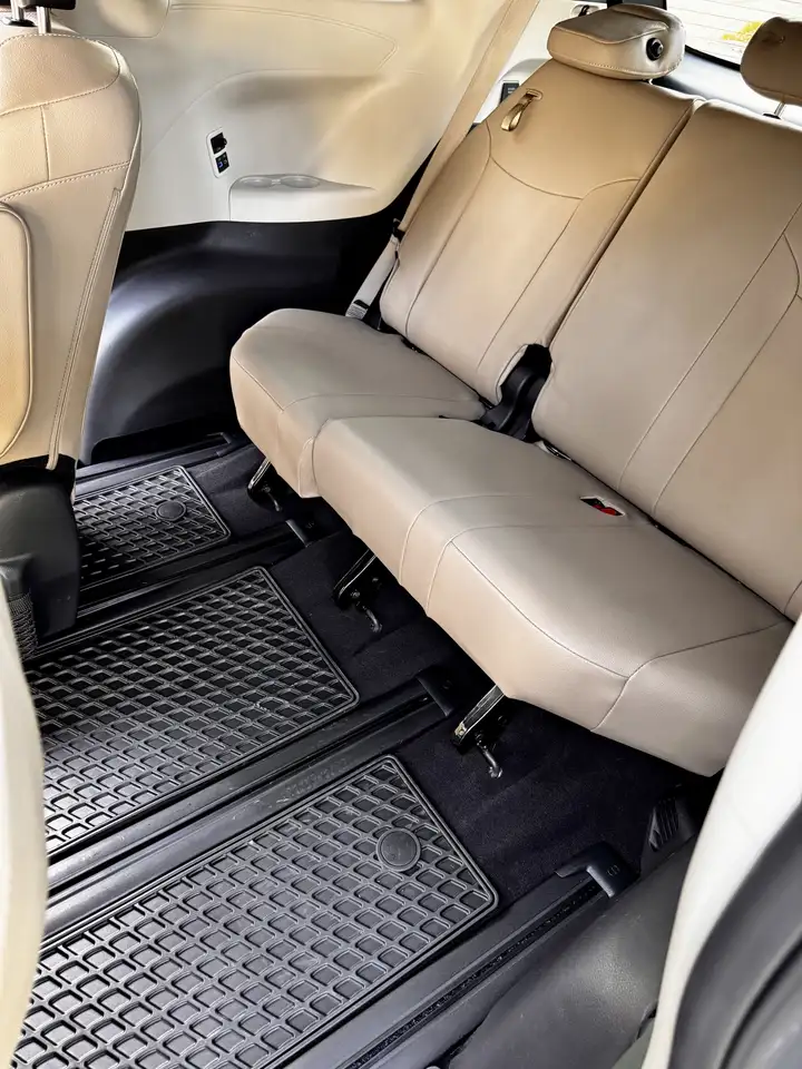 Toyota Sienna снимка Toyota Sienna