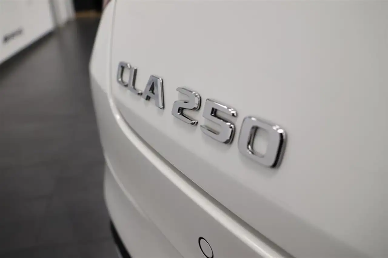 Mercedes-Benz CLA снимка Mercedes-Benz CLA