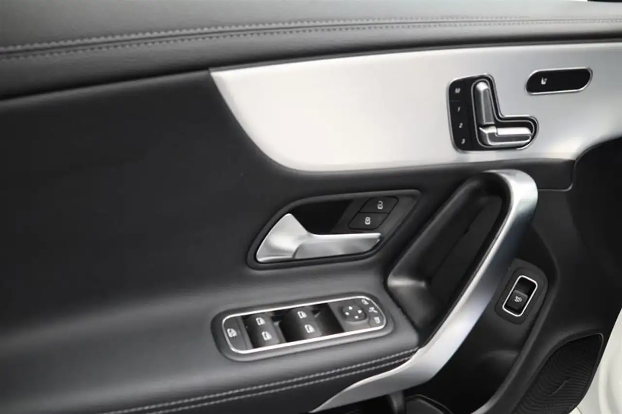 Mercedes-Benz CLA снимка Mercedes-Benz CLA