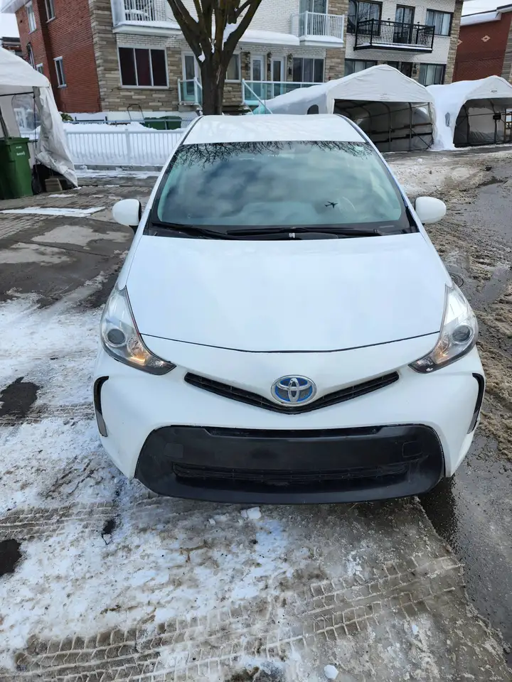 Toyota Prius v photo Toyota Prius v