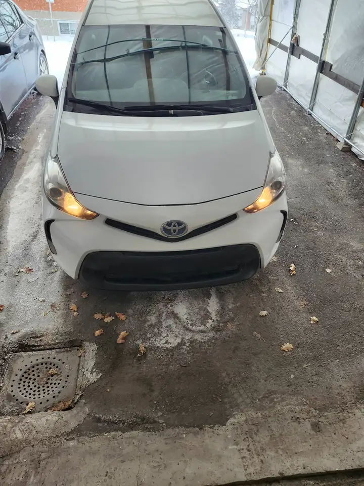 Toyota Prius v photo Toyota Prius v