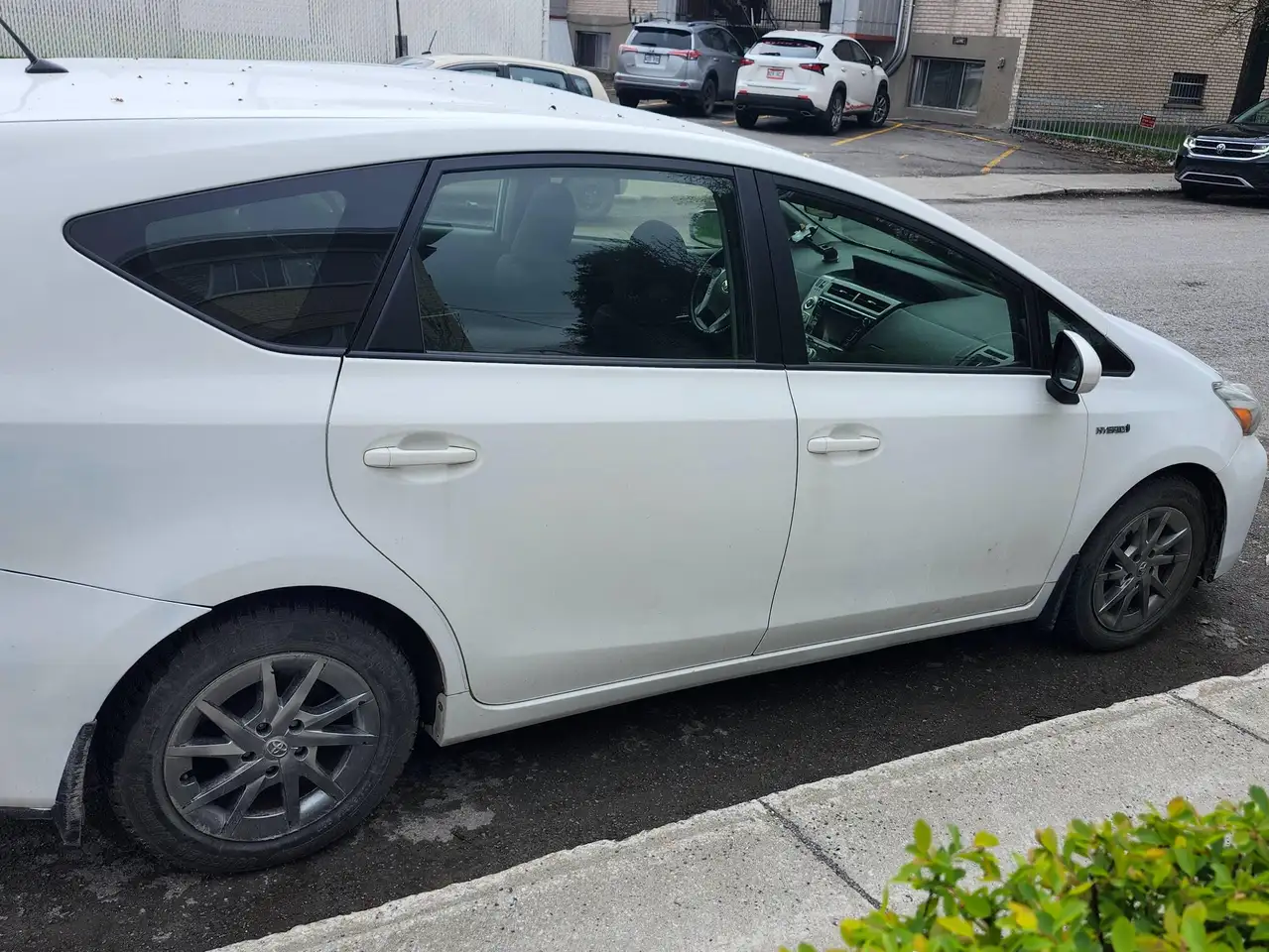 Toyota Prius v photo Toyota Prius v