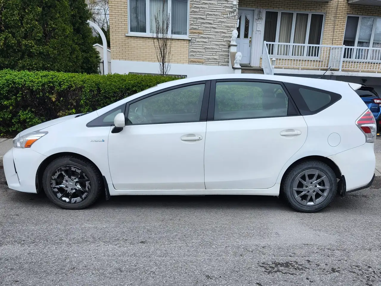 Toyota Prius v photo Toyota Prius v