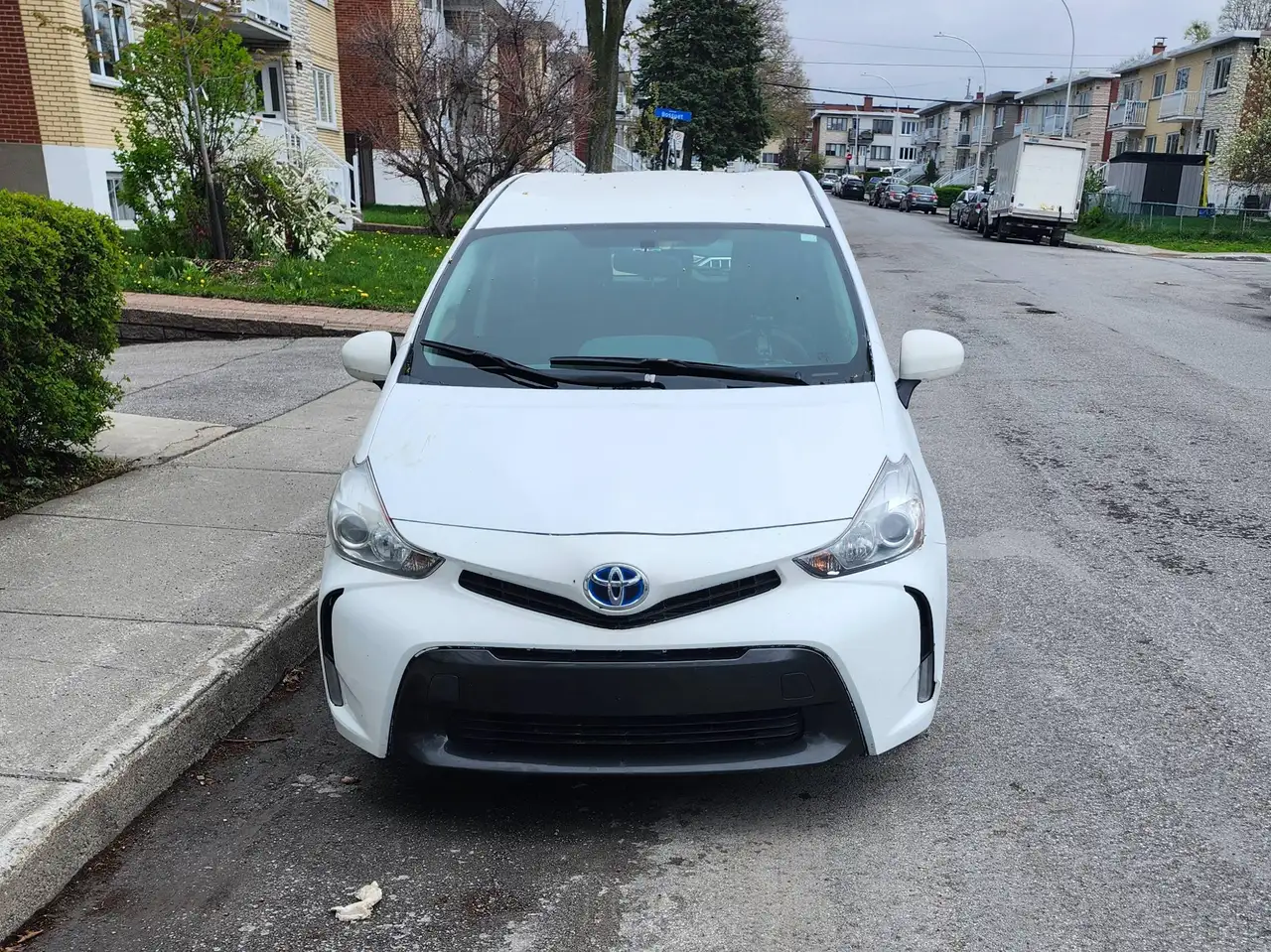 Toyota Prius v photo Toyota Prius v