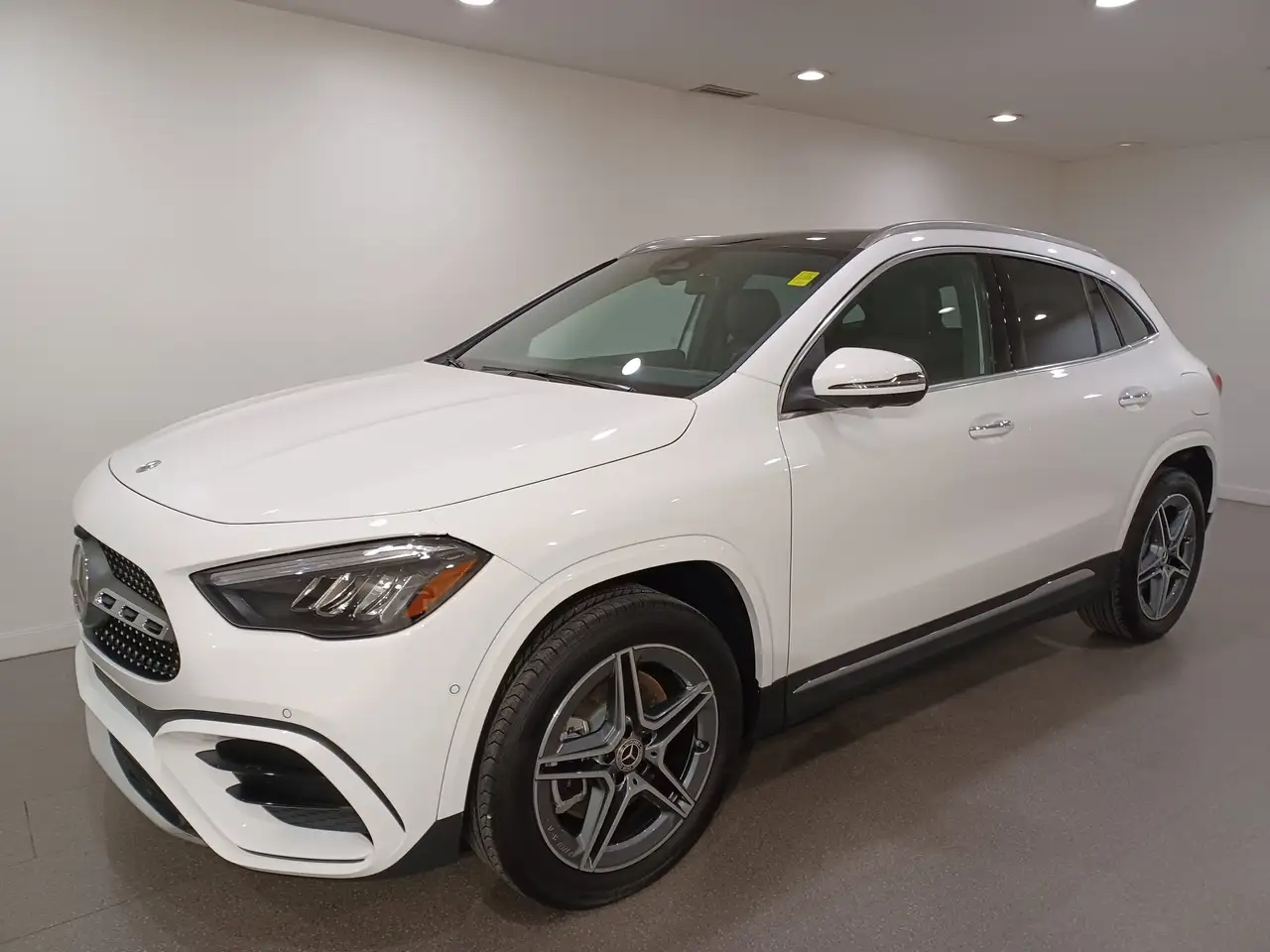 Mercedes-Benz GLA снимка Mercedes-Benz GLA