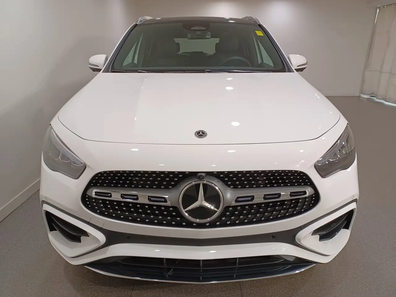 Mercedes-Benz GLA снимка Mercedes-Benz GLA