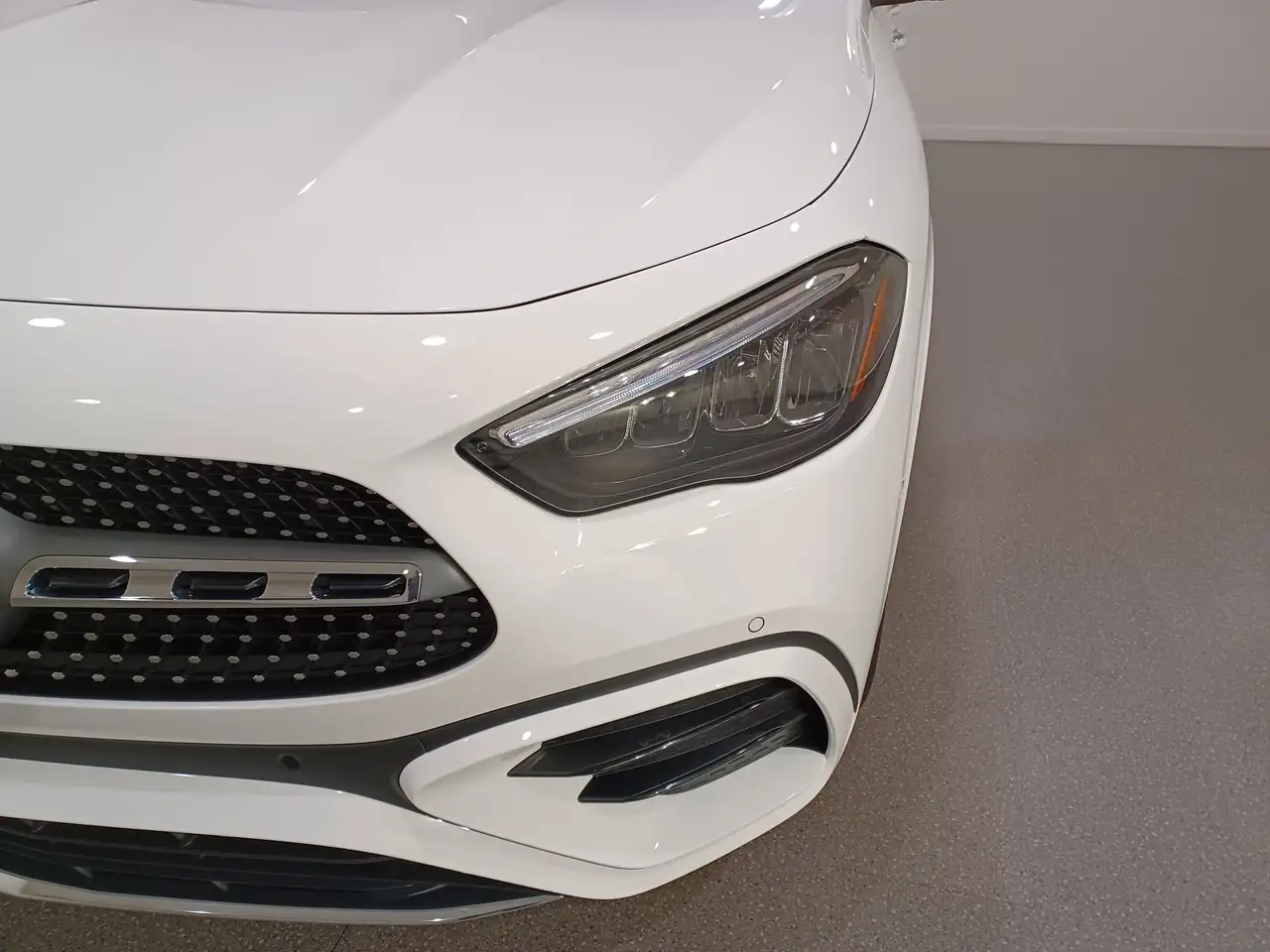 Mercedes-Benz GLA снимка Mercedes-Benz GLA