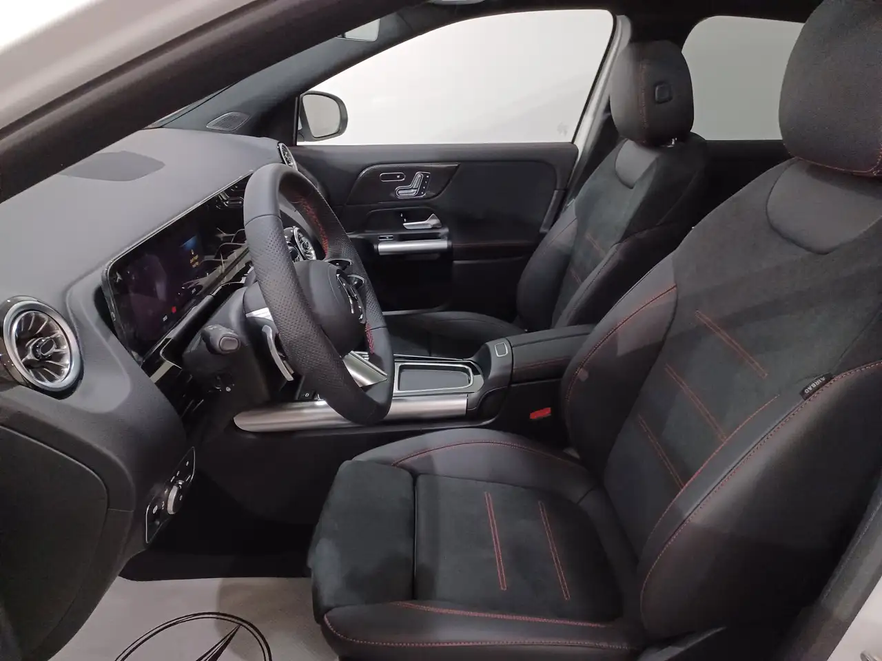 Mercedes-Benz GLA снимка Mercedes-Benz GLA