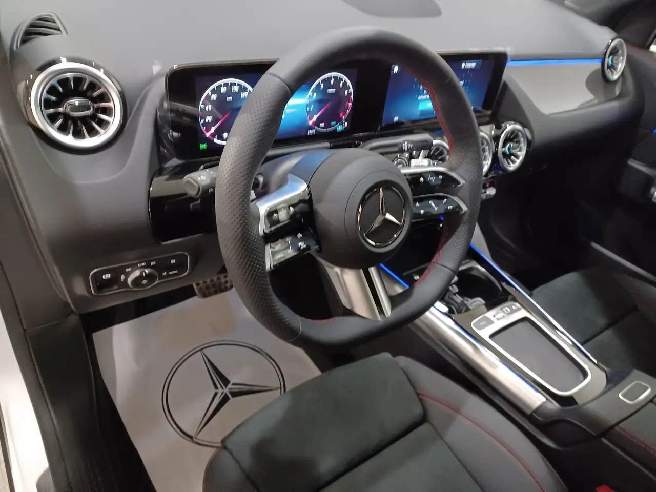 Mercedes-Benz GLA снимка Mercedes-Benz GLA