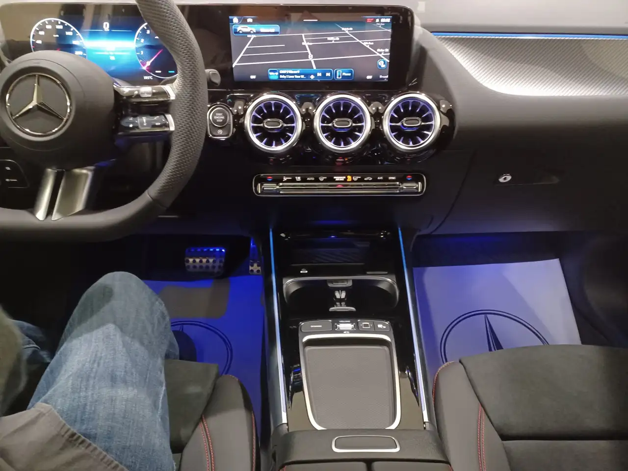 Mercedes-Benz GLA снимка Mercedes-Benz GLA